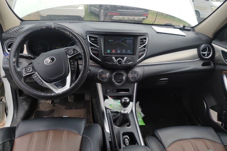Used BYD Song 2017 Gaishi Upgrade Edition 1.5TI Manual Elite Model Center Console