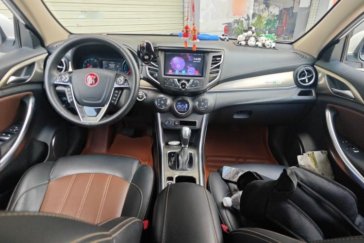 Used BYD Song 2017 Gaishe Upgrade Edition 1.5TID Automatic Elite Model Center Console
