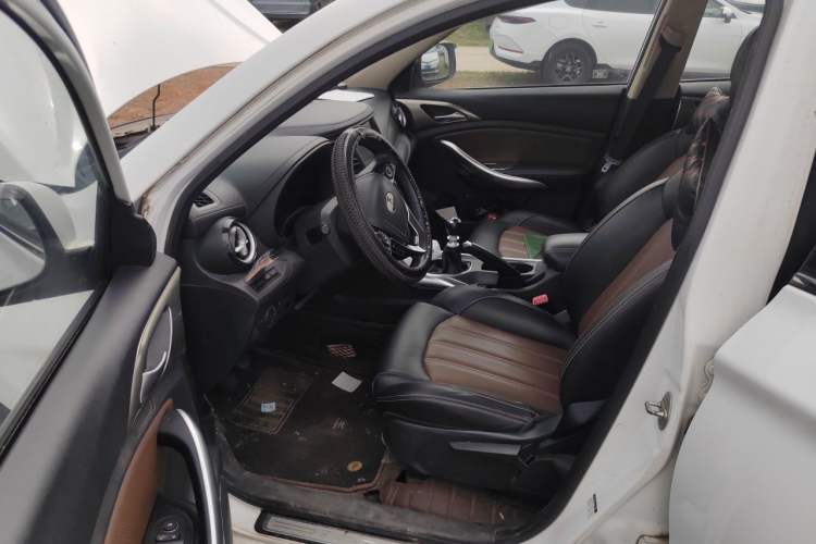Used BYD Song 2017 Gaishi Upgrade Edition 1.5TI Manual Elite Model Driver Seat