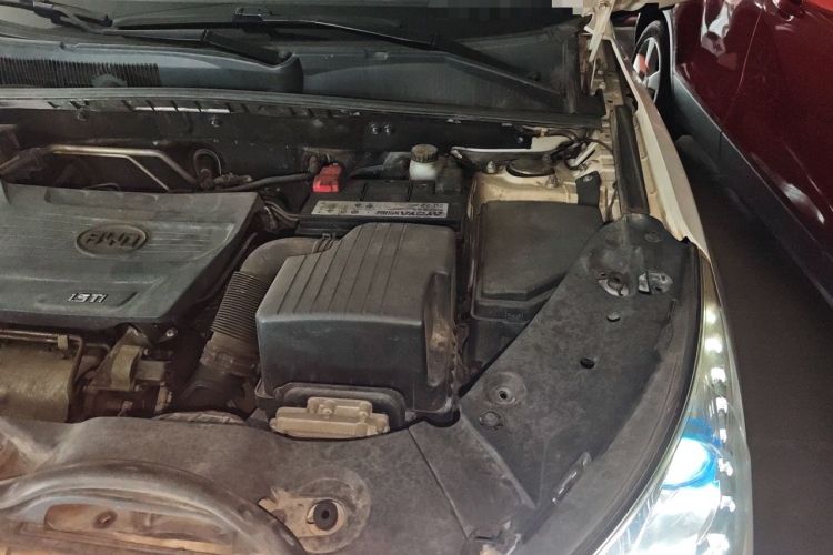 Used BYD Song 2017 Gaishe Upgrade Edition 1.5TID Automatic Elite Model Engine Bay Left