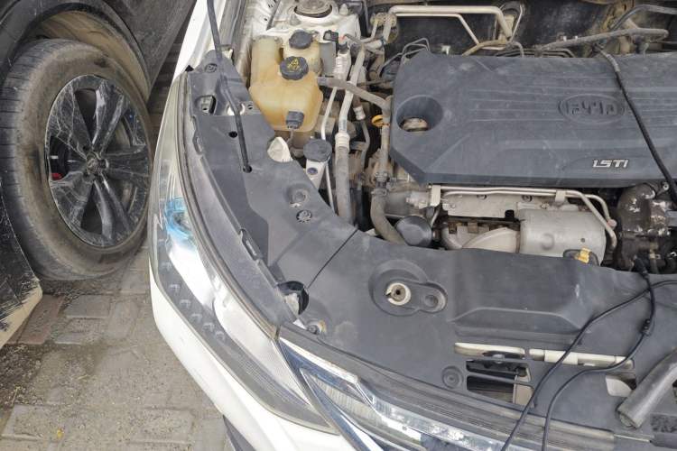 Used BYD Song 2017 Gaishi Upgrade Edition 1.5TI Manual Elite Model Engine Bay Right