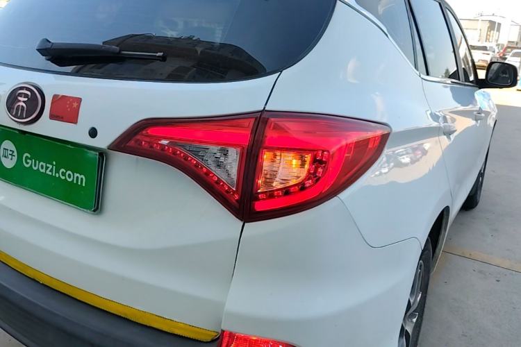 Used BYD Song 2017 Gaishi Upgrade Edition 1.5TI Manual Elite Model Exterior 3