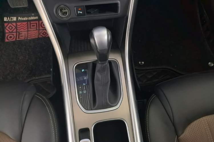 Used BYD Song 2017 Gaishi Upgrade Edition 1.5TID Automatic Luxury Model Gear Lever