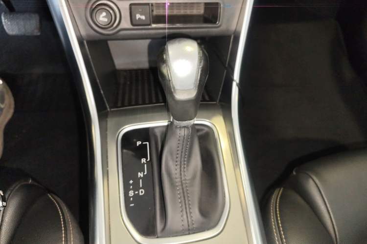 Used BYD Song 2017 Gaishi Upgrade Edition 1.5TID Automatic Luxury Model Gear Lever