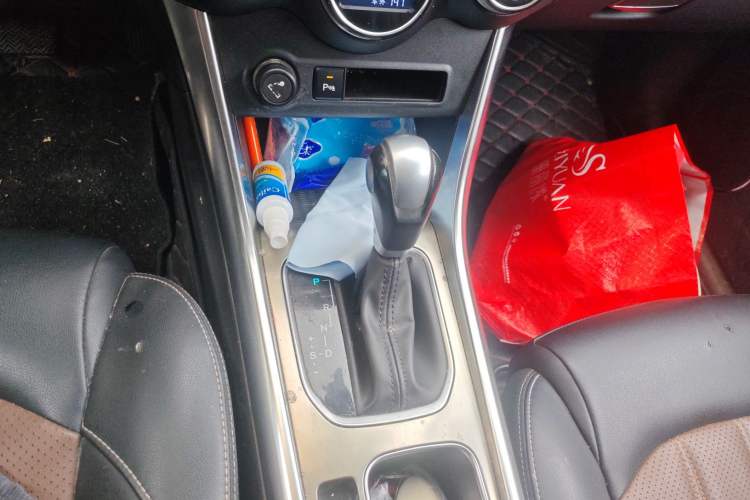 Used BYD Song 2017 Gaishe Upgrade Edition 1.5TID Automatic Elite Model Gear Lever