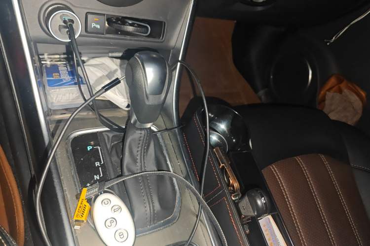 Used BYD Song 2017 Gaishe Upgrade Edition 1.5TID Automatic Elite Model Gear Lever