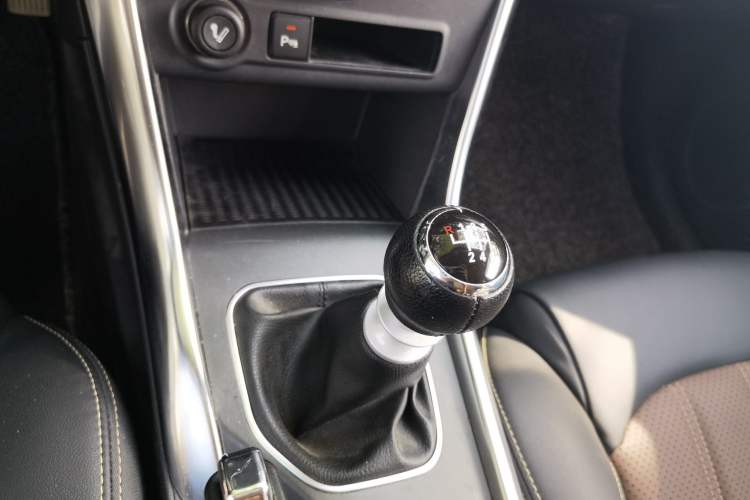 Used BYD Song 2017 Gaishi Upgrade Edition 1.5TI Manual Elite Model Gear Lever