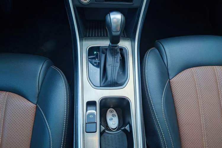 Used BYD Song 2017 Gaishi Upgrade Edition 1.5TID Automatic Luxury Model Gear Lever