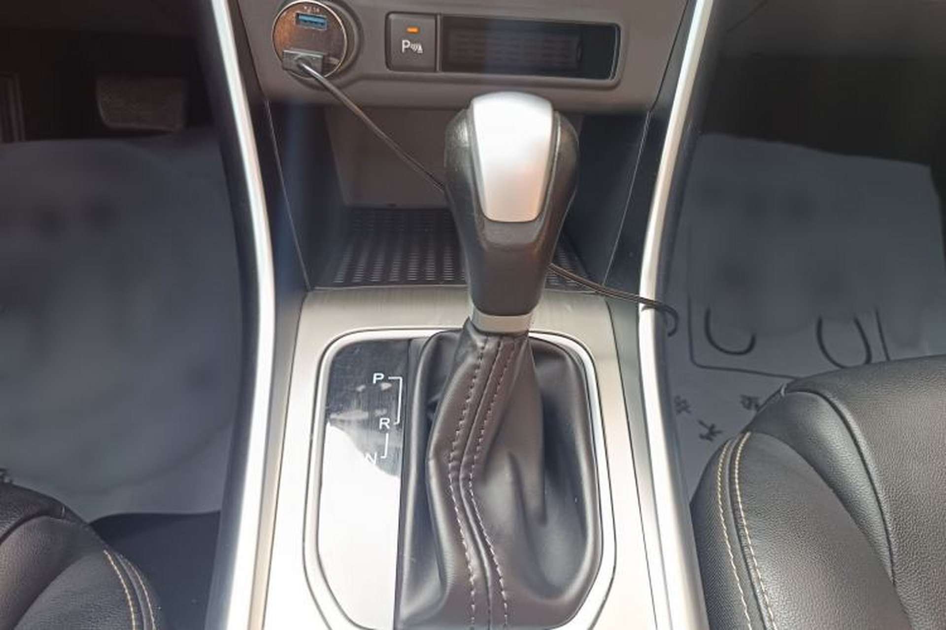 Used BYD Song 2017 Gaishe Upgrade Edition 1.5TID Automatic Elite Model Gear Lever