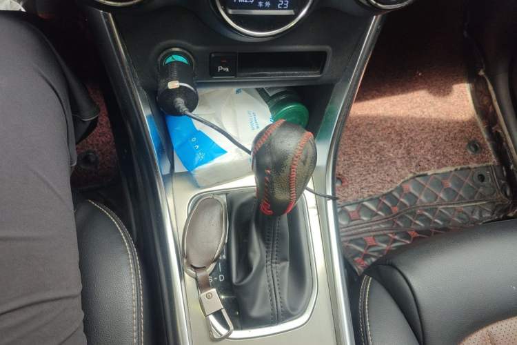 Used BYD Song 2017 Gaishe Upgrade Edition 1.5TID Automatic Elite Model Gear Lever
