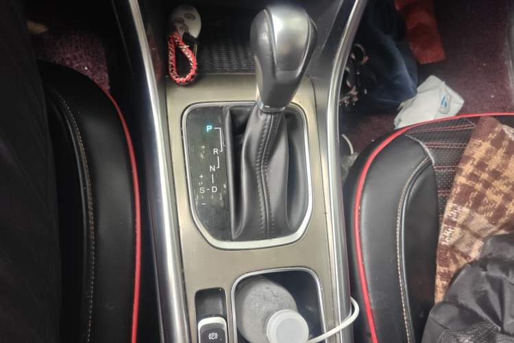 Used BYD Song 2017 Gaishe Upgrade Edition 1.5TID Automatic Elite Model Gear Lever