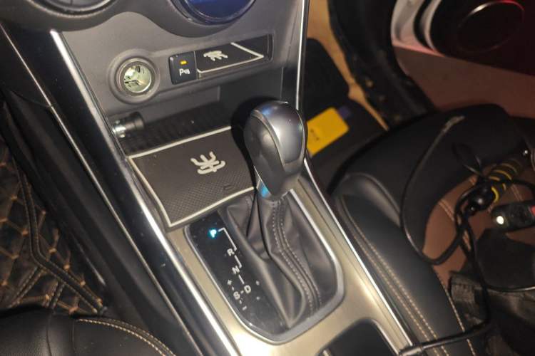 Used BYD Song 2017 Gaishi Upgrade Edition 1.5TID Automatic Luxury Model Gear Lever