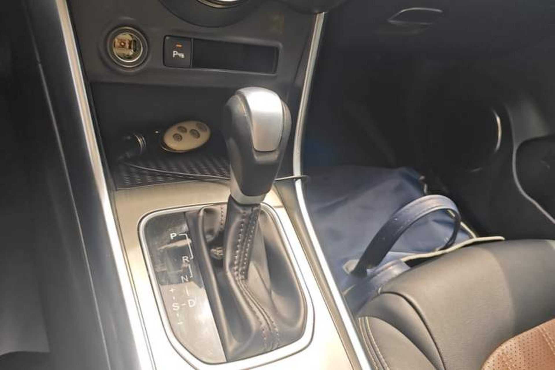 Used BYD Song 2017 Gaishe Upgrade Edition 1.5TID Automatic Elite Model Gear Lever