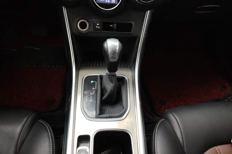 Used BYD Song 2017 Gaishe Upgrade Edition 1.5TID Automatic Elite Model Gear Lever