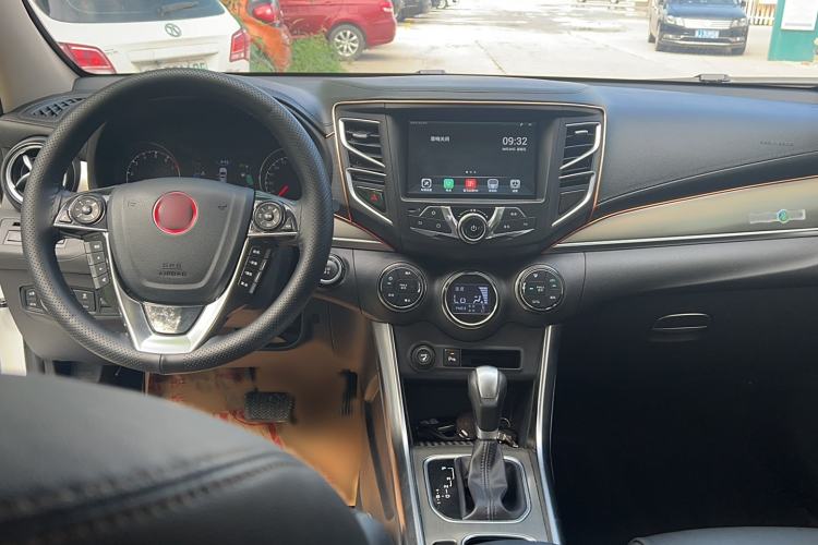 Used BYD Song 2017 Gaishe Upgrade Edition 1.5TID Automatic Elite Model Interior 3