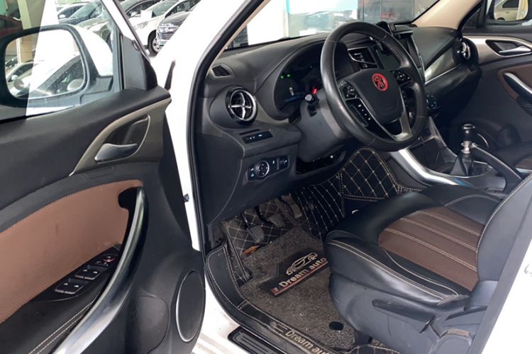Used BYD Song 2017 Gaishi Upgrade Edition 1.5TI Manual Elite Model Interior 3