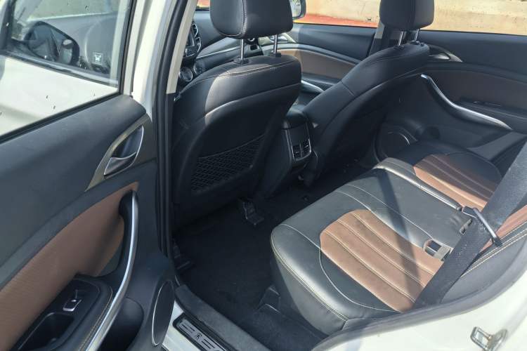 Used BYD Song 2017 Gaishe Upgrade Edition 1.5TID Automatic Elite Model Interior 4