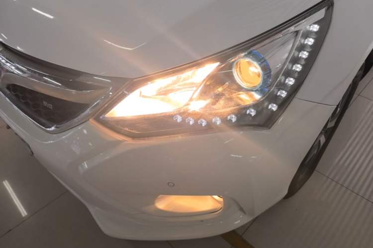 Used BYD Song 2017 Gaishi Upgrade Edition 1.5TID Automatic Luxury Model Left Front Headlight