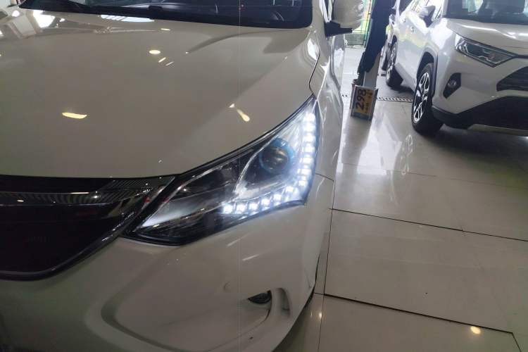 Used BYD Song 2017 Gaishi Upgrade Edition 1.5TID Automatic Luxury Model Left Front Headlight