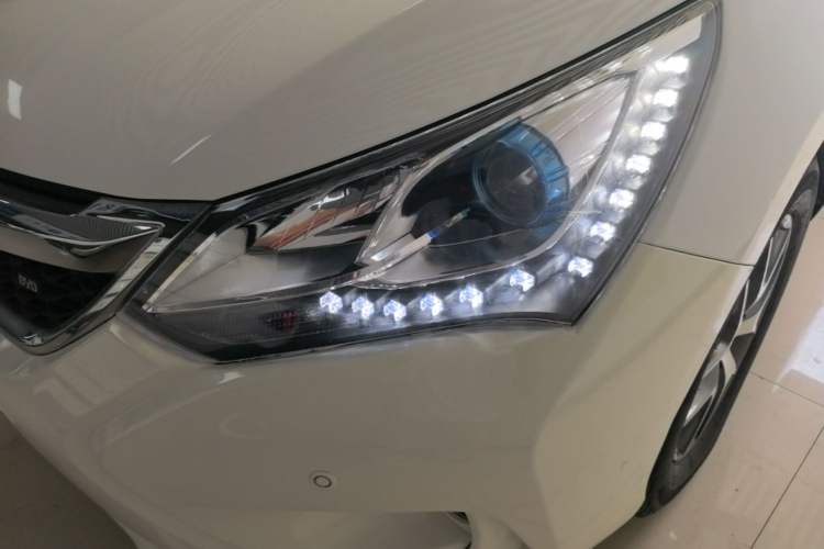 Used BYD Song 2017 Gaishi Upgrade Edition 1.5TID Automatic Luxury Model Left Front Headlight