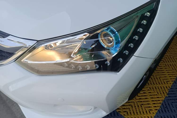 Used BYD Song 2017 Gaishe Upgrade Edition 1.5TID Automatic Elite Model Left Front Headlight