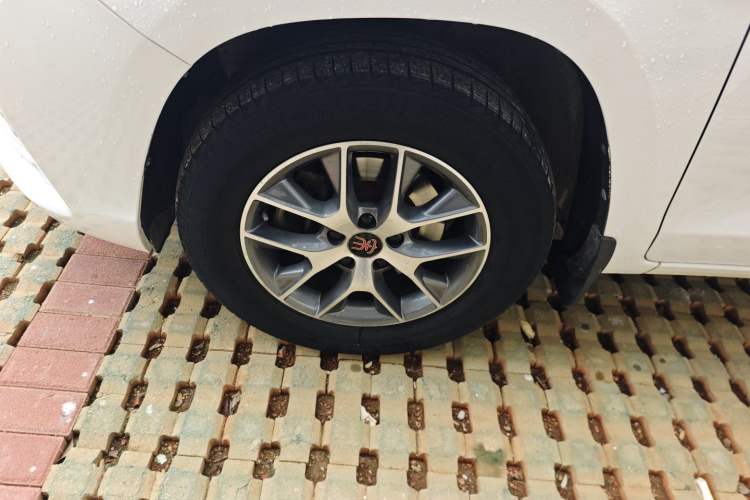 Used BYD Song 2017 Gaishe Upgrade Edition 1.5TID Automatic Elite Model Left Front Wheel Hub