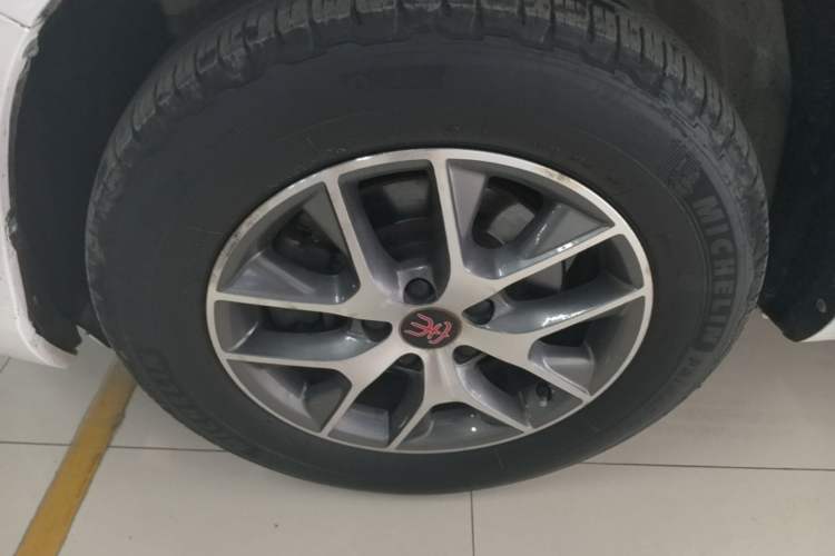 Used BYD Song 2017 Gaishi Upgrade Edition 1.5TID Automatic Luxury Model Left Front Wheel Hub