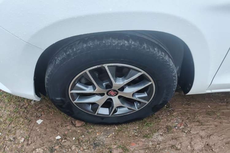 Used BYD Song 2017 Gaishe Upgrade Edition 1.5TID Automatic Elite Model Left Front Wheel Hub