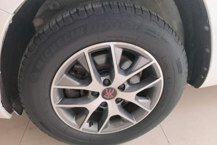 Used BYD Song 2017 Gaishi Upgrade Edition 1.5TID Automatic Luxury Model Left Front Wheel Hub