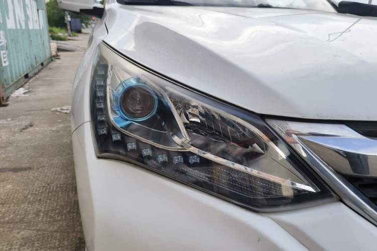 Used BYD Song 2017 Gaishi Upgrade Edition 1.5TI Manual Elite Model Right Front Headlight