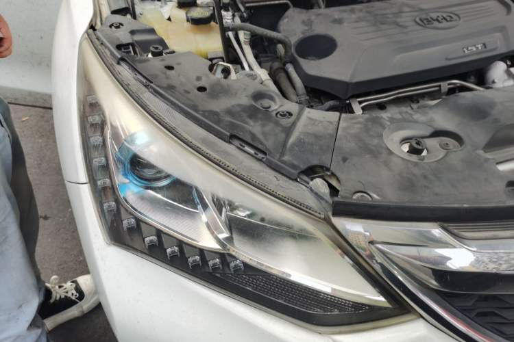 Used BYD Song 2017 Gaishe Upgrade Edition 1.5TID Automatic Elite Model Right Front Headlight