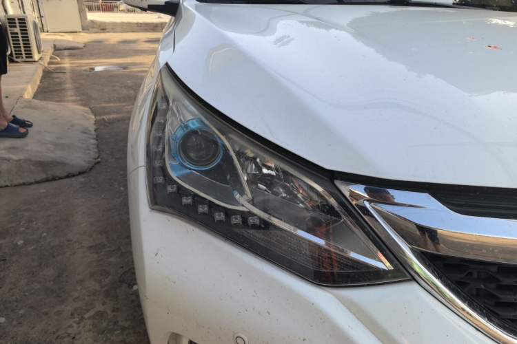 Used BYD Song 2017 Gaishi Upgrade Edition 1.5TI Manual Elite Model Right Front Headlight