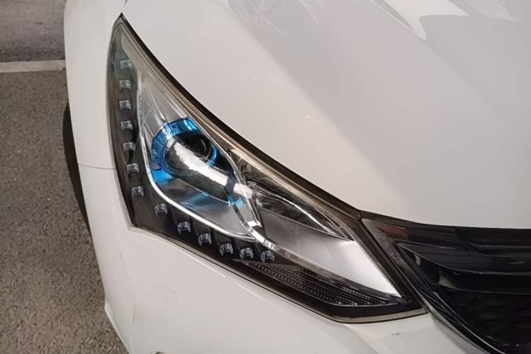 Used BYD Song 2017 Gaishi Upgrade Edition 1.5TI Manual Elite Model Right Front Headlight
