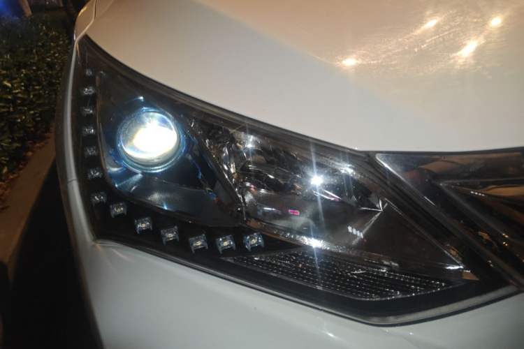 Used BYD Song 2017 Gaishi Upgrade Edition 1.5TI Manual Elite Model Right Front Headlight