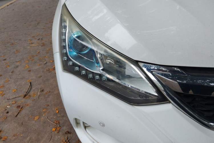 Used BYD Song 2017 Gaishe Upgrade Edition 1.5TID Automatic Elite Model Right Front Headlight