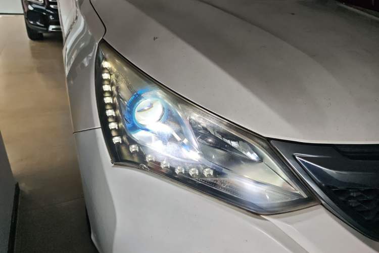 Used BYD Song 2017 Gaishe Upgrade Edition 1.5TID Automatic Elite Model Right Front Headlight