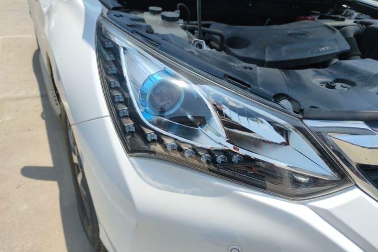 Used BYD Song 2017 Gaishi Upgrade Edition 1.5TI Manual Elite Model Right Front Headlight