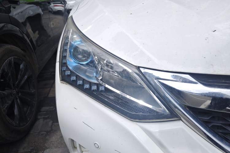 Used BYD Song 2017 Gaishi Upgrade Edition 1.5TI Manual Elite Model Right Front Headlight