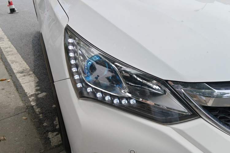 Used BYD Song 2017 Gaishe Upgrade Edition 1.5TID Automatic Elite Model Right Front Headlight