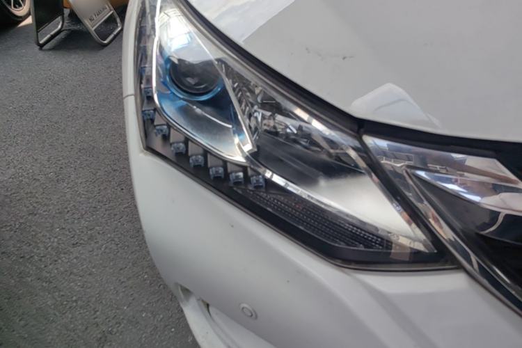 Used BYD Song 2017 Gaishe Upgrade Edition 1.5TID Automatic Elite Model Right Front Headlight