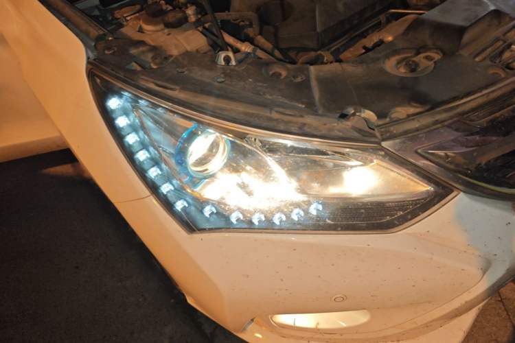 Used BYD Song 2017 Gaishe Upgrade Edition 1.5TID Automatic Elite Model Right Front Headlight