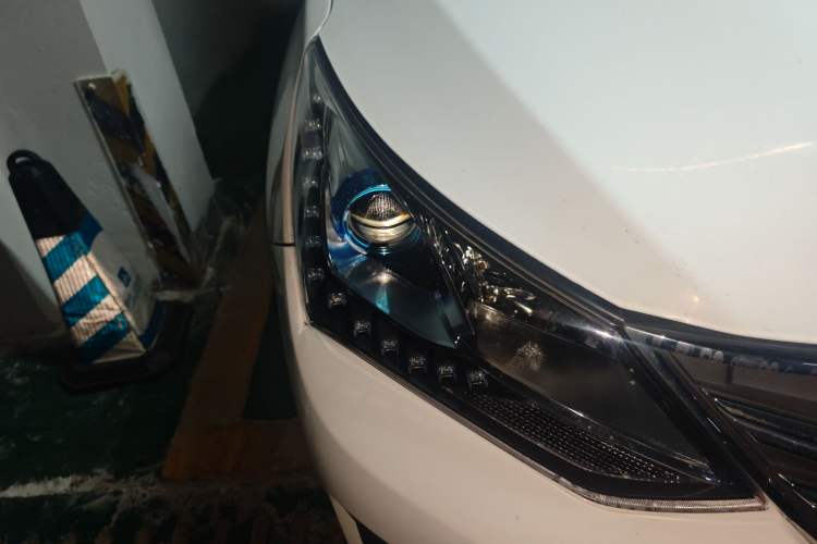 Used BYD Song 2017 Gaishe Upgrade Edition 1.5TID Automatic Elite Model Right Front Headlight