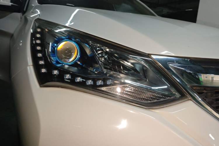 Used BYD Song 2017 Gaishe Upgrade Edition 1.5TID Automatic Elite Model Right Front Headlight