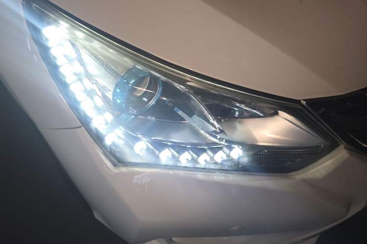 Used BYD Song 2017 Gaishe Upgrade Edition 1.5TID Automatic Elite Model Right Front Headlight