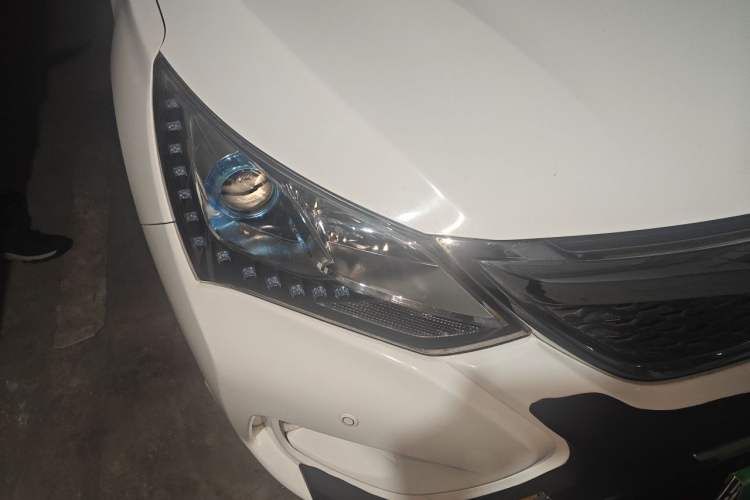Used BYD Song 2017 Gaishi Upgrade Edition 1.5TI Manual Elite Model Right Front Headlight