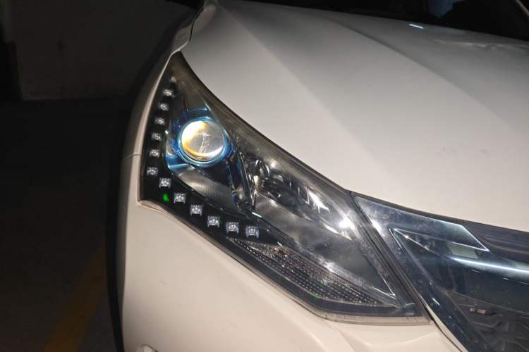 Used BYD Song 2017 Gaishi Upgrade Edition 1.5TID Automatic Luxury Model Right Front Headlight