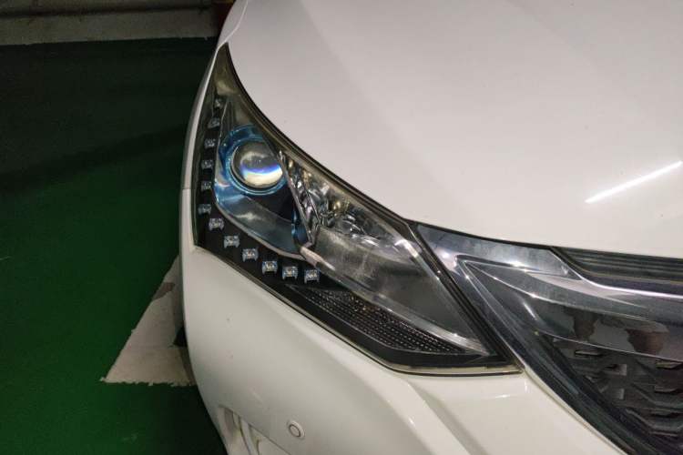 Used BYD Song 2017 Gaishi Upgrade Edition 1.5TID Automatic Luxury Model Right Front Headlight