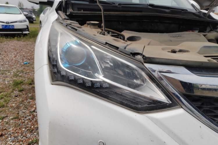 Used BYD Song 2017 Gaishi Upgrade Edition 1.5TI Manual Elite Model Right Front Headlight