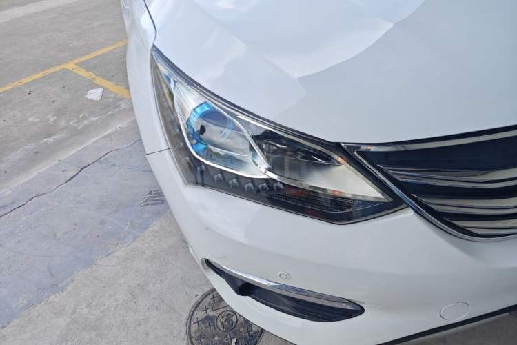 Used BYD Song 2017 Gaishe Upgrade Edition 1.5TID Automatic Elite Model Right Front Headlight