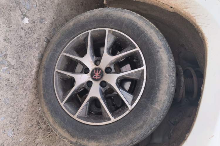 Used BYD Song 2017 Gaishi Upgrade Edition 1.5TI Manual Elite Model Right Front Wheel Hub